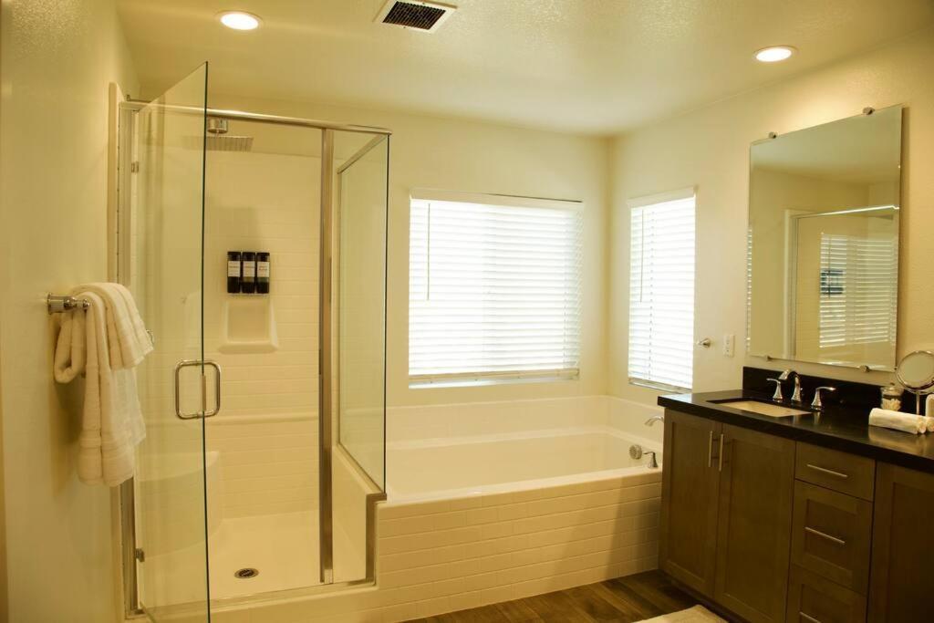 Vineyard Poolside Retreat Villa Winchester Екстериор снимка