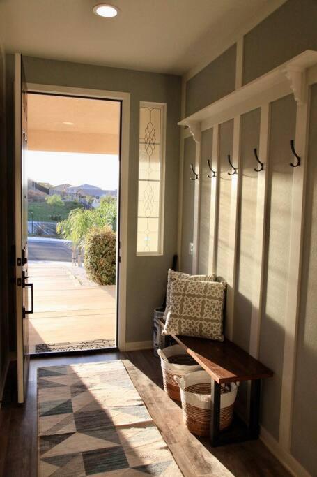 Vineyard Poolside Retreat Villa Winchester Екстериор снимка