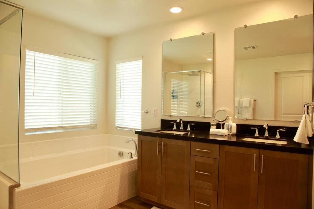 Vineyard Poolside Retreat Villa Winchester Екстериор снимка